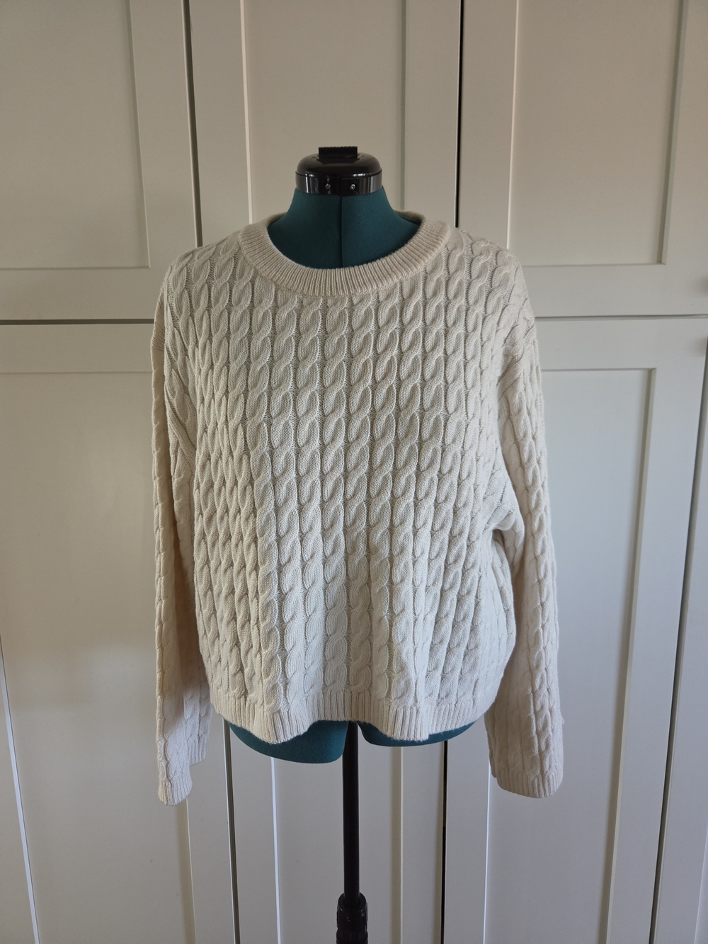 H&M Cream Cable Knit Crewneck Sweater Size M